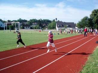 Bundesjugendspiele auf dem Sportplatz