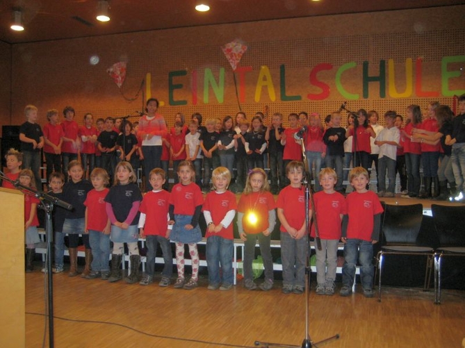 Alle Schüler in Schulkleidung