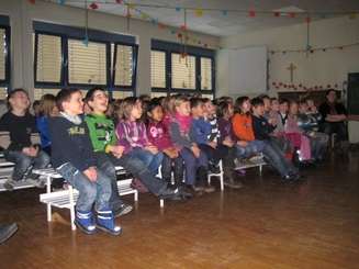 Beim Verkehrskaspertheater im Saal