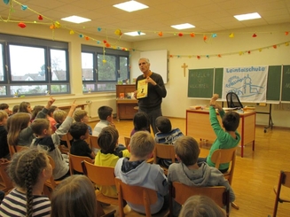 Manfred Mai begeistert die Kinder bei der Autorenlesung