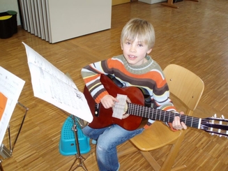 Ein junger Gitarrist...