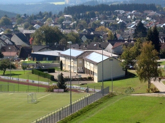 Schulgelände mit Sportplatz