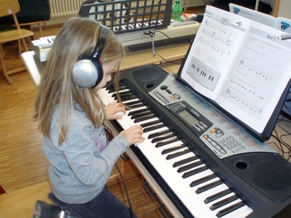 ...und eine junge Keyboarderin